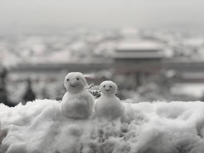 游客登景山堆雪人 赏“紫禁城雪景”