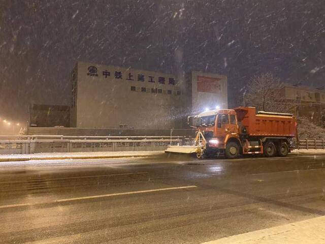 北京市城管委启动扫雪铲冰预警 应对2020年首雪