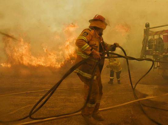 消防员正在作业（图片来源于新南威尔士州农村消防局）