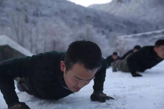 火箭军“东风快递哥”训练画面:昼夜演练特装输送