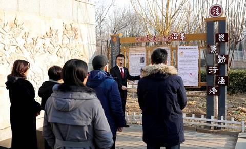 市法学会民法分会一行到海河故道公园参观民法长廊