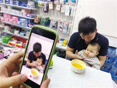 赵宇和孩子正在拍摄短视频。本版摄影（除署名外）/新京报记者赵朋乐