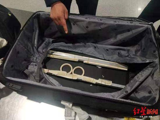 行李箱夹层吐象牙 成都海关查获17件疑似象牙制品