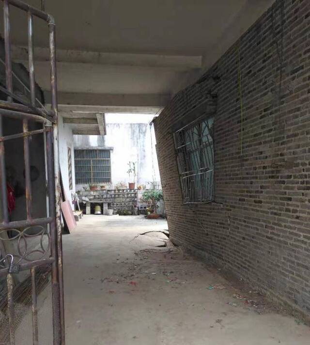 广西塘贝村一民居出现地基塌陷 有关部门：地下溶洞所致