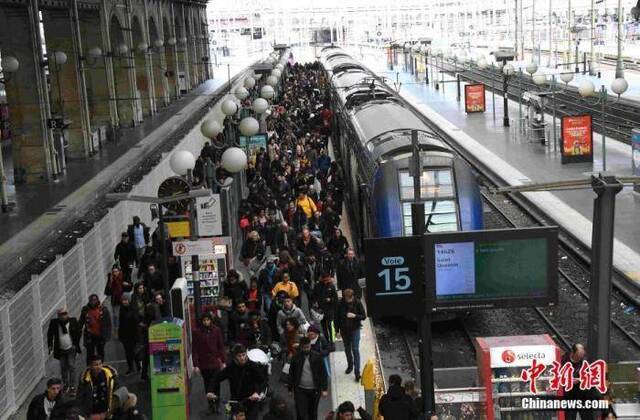 当地时间2019年12月22日，法国国家铁路公司（SNCF）在主要交通枢纽巴黎北站提供很有限的客运列车服务，大部分车次取消，多数站台不提供服务。仍在服务的列车上乘客爆满。中新社记者李洋摄