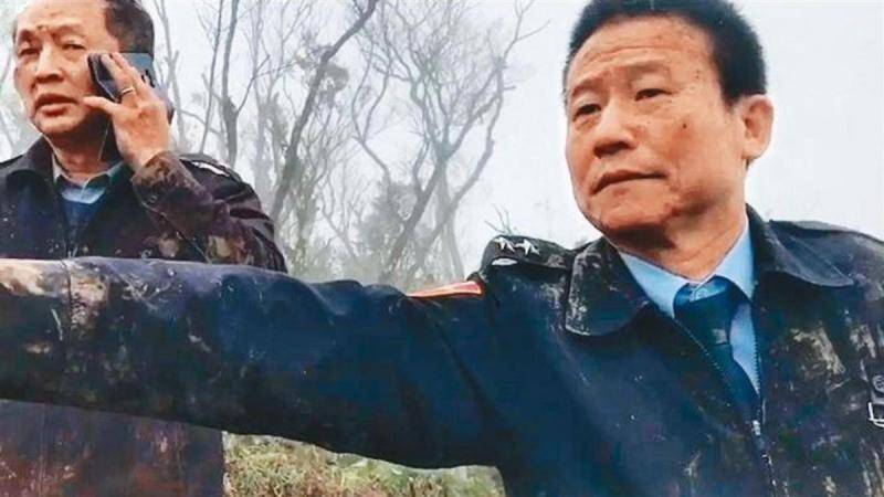 图为生还者“通次室次长”曹进平（右）（来源：台媒）