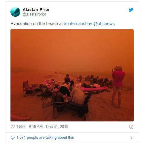 灾民在海滩上避难（社交媒体截图）