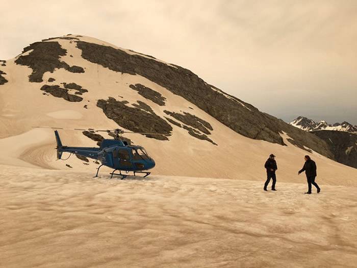 澳洲东部森林大火延烧数个月新西兰雪白冰川变焦糖色