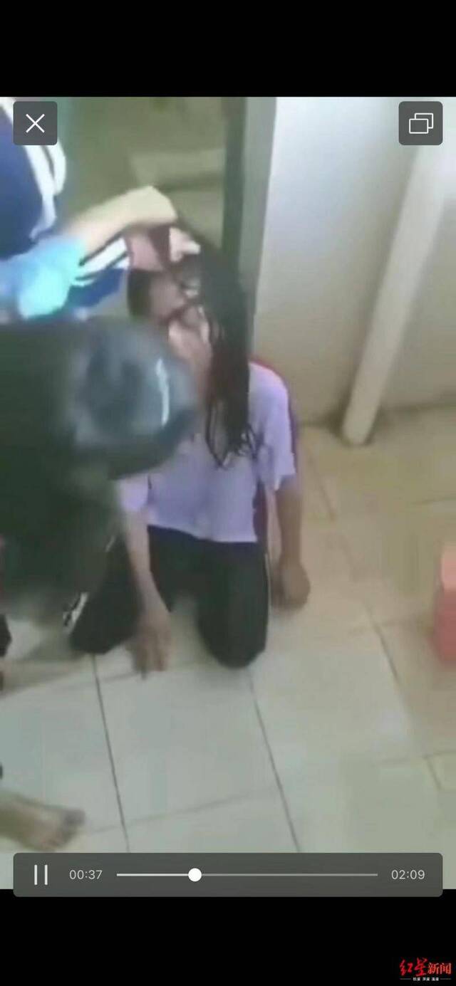 海南小学女生被8名女生殴打：拽头脚踹直接跺背
