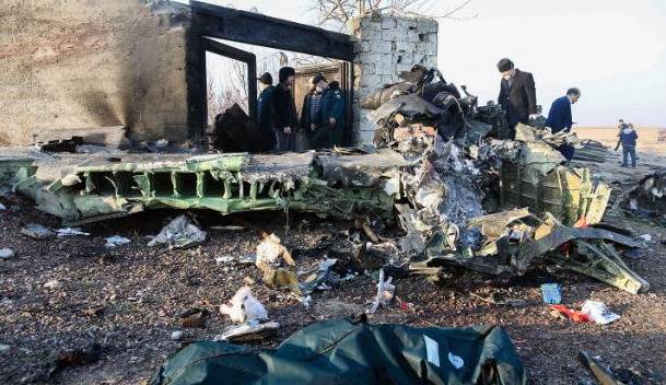 波音737客机在德黑兰附近坠毁（图源：CNN）