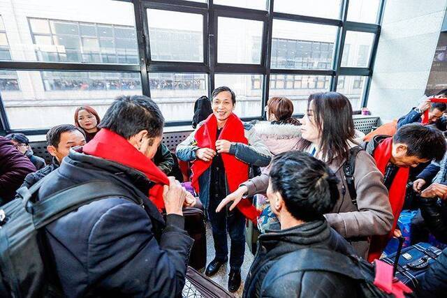 800余名川籍在京务工旅客包车返乡 组图