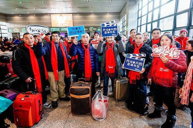 800余名川籍在京务工旅客包车返乡 组图