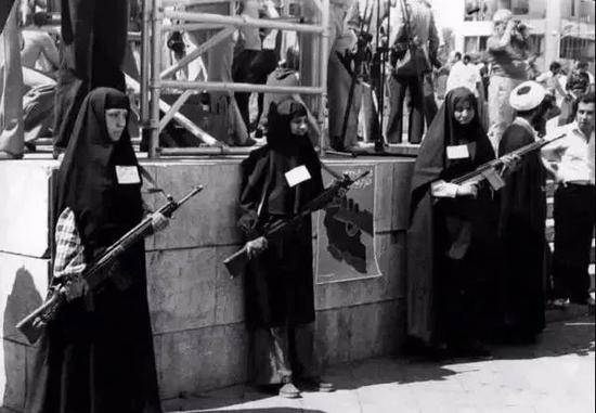 在德黑兰街头，女性革命者持枪而立