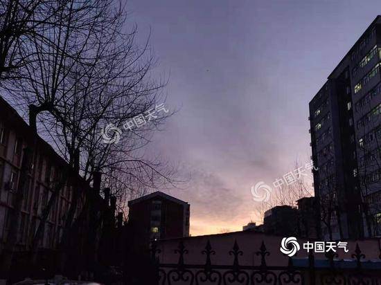 北京今早晨光微现，是晴朗的一天。