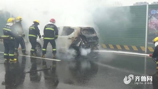 电动汽车行驶中突然起火 私家车为消防车45度让路