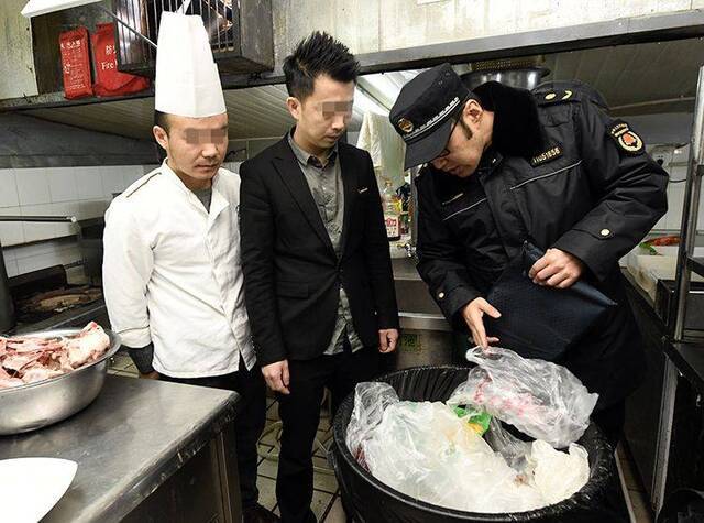 太阳宫综合行政执法队检查餐饮燃气安全和餐厨垃圾分类