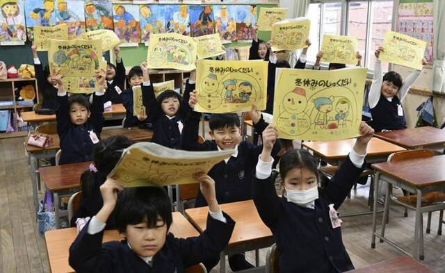 日本各地迎第三学期开学日 小学生写“正月”汉字