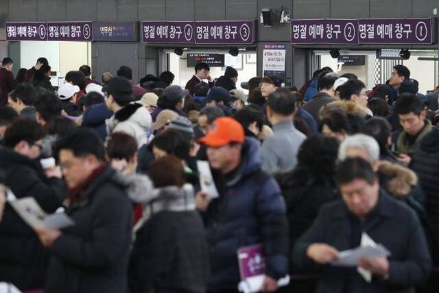 韩国高速铁路春节火车票开售 民众排长队购票