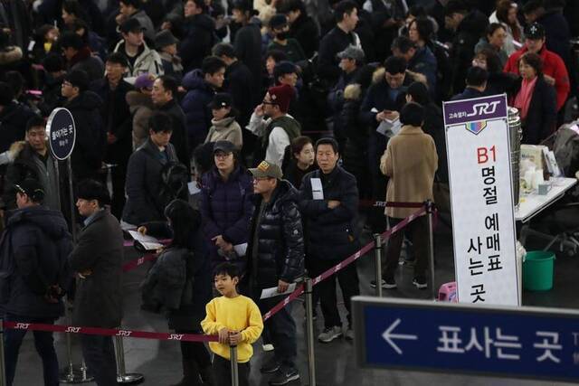 韩国高速铁路春节火车票开售 民众排长队购票