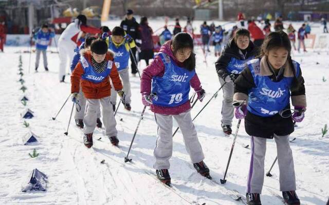 有滑轮基础可直接上雪，近两百名孩子首次体验越野滑雪