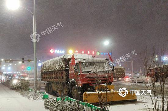 7日，山东多地迎来降雪，雪花纷飞迷人眼。（摄/黄日华）