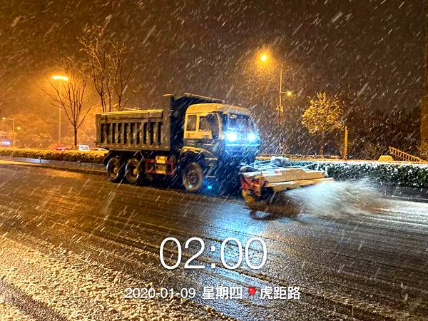 南京又见“一夜雪无” 是他们为畅通担当前行！