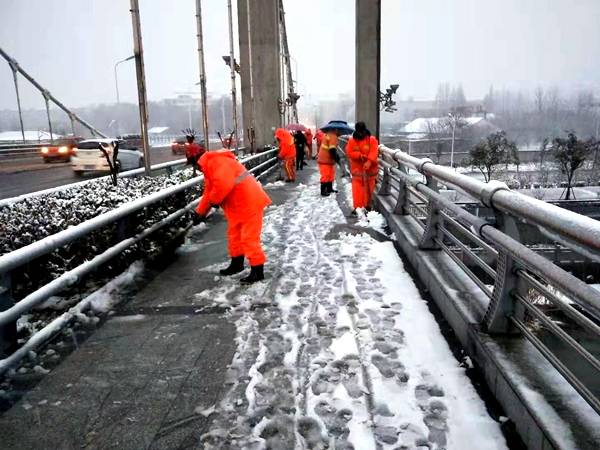 南京又见“一夜雪无” 是他们为畅通担当前行！