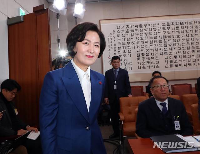 韩国女司法部长出狠招 查青瓦台的检察官被调走