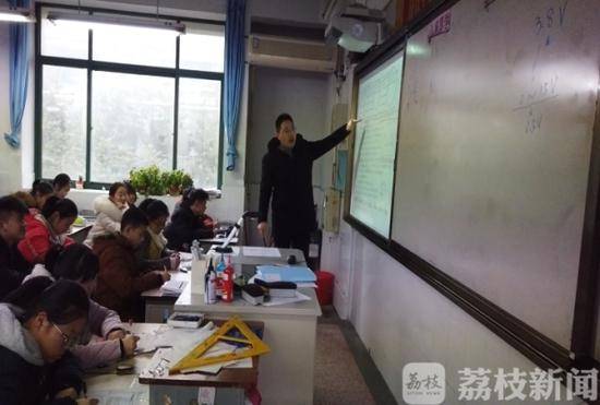 老师深夜挂点滴改作业 学生：我们要更努力