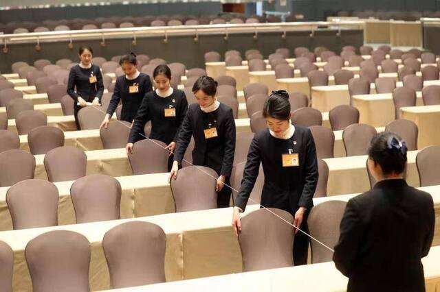 探访政协会场及委员驻地：一室多用增加13个小组会场