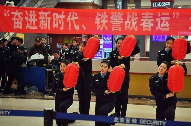 春运首日 北京铁警候车大厅教防扒 组图