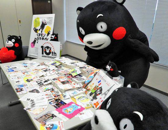 日本人气吉祥物熊本熊新年收到5958张贺年片将一一回信（图片来源：朝日新闻网站）