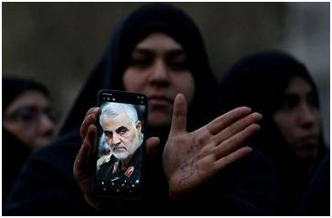 一名伊朗妇女抗议苏莱曼尼遭美军暗杀图源：路透社