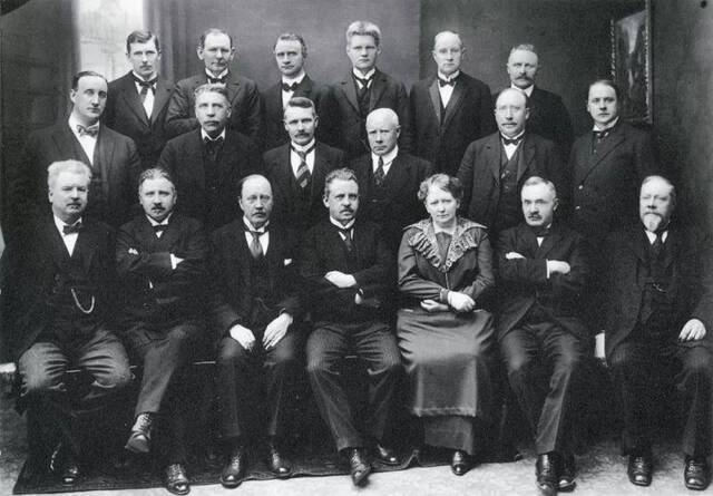 1922年，首位冰岛女性国会议员因吉比约格·比格纳森和其他国会议员合影