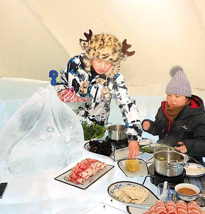 游客在哈尔滨冰雪大世界园区“冰屋”品味“冰火锅”。原勇摄（人民视觉）