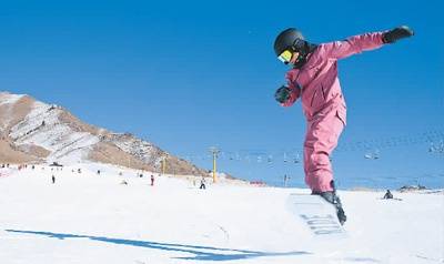 游客在甘肃张掖祁连山滑雪场上滑雪。王将摄（人民视觉）