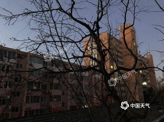 今早北京晨光微现，天气晴朗。
