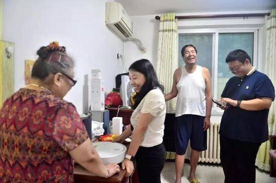 王慧夫妇帮助盲友安装智能家居。受访者供图