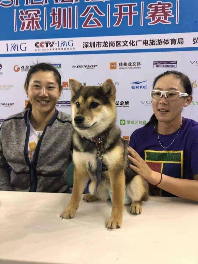 郑赛赛带爱犬出席发布会，将携手段莹莹冲赛季首冠