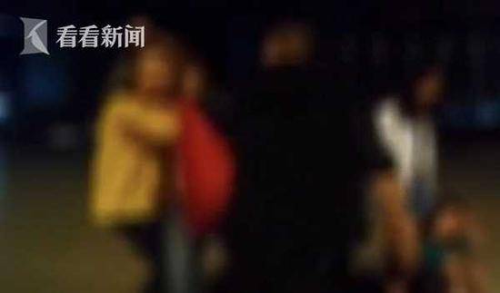 丈夫怀疑妻子出轨当街暴打 后者多处受伤喊声凄厉