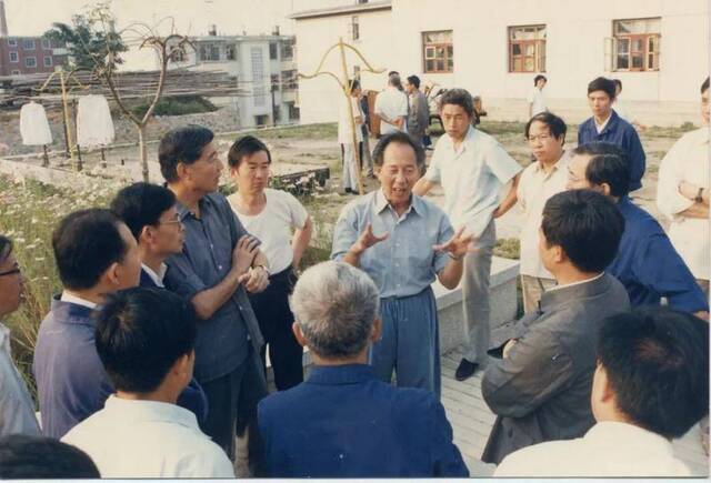 图为黄旭华院士早年工作照片