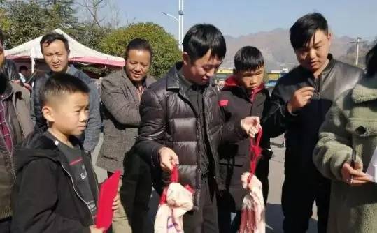 学校发猪肉奖励学生 网友：真正的靠实力吃肉