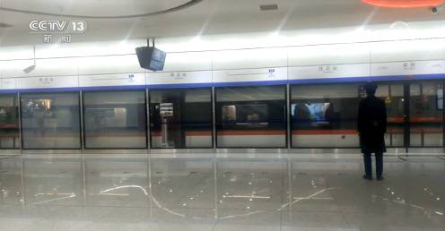 闲置8年的郑州火车站电梯终于运行 白岩松:该检讨