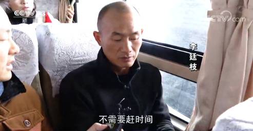 闲置8年的郑州火车站电梯终于运行 白岩松:该检讨