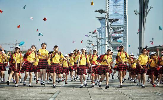 春蕾夏令营中，来自全国各地的春蕾女孩在北京奥林匹克公园放飞纸飞机图片来源：中国儿童少年基金会网站