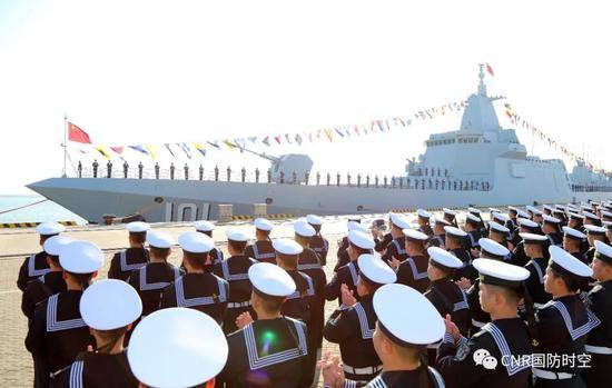 海军055型驱逐舰首舰南昌舰归建入列仪式现场。摄影：李唐