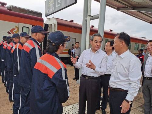 王毅登上蒙内铁路列车:这条铁路成中非友谊新象征