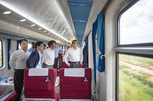 王毅登上蒙内铁路列车:这条铁路成中非友谊新象征