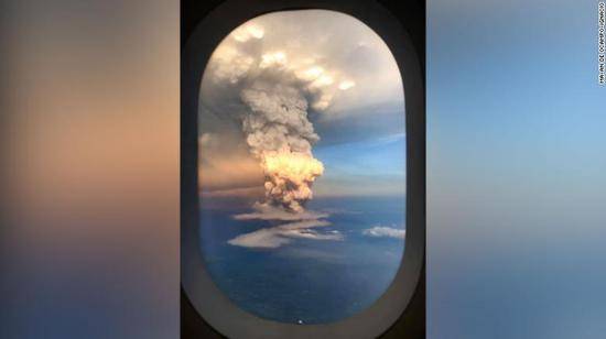 乘客在飞机上拍摄的火山喷发景象图据CNN