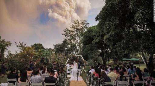 菲火山喷发地附近有人办婚礼?摄影师拍下壮观一幕